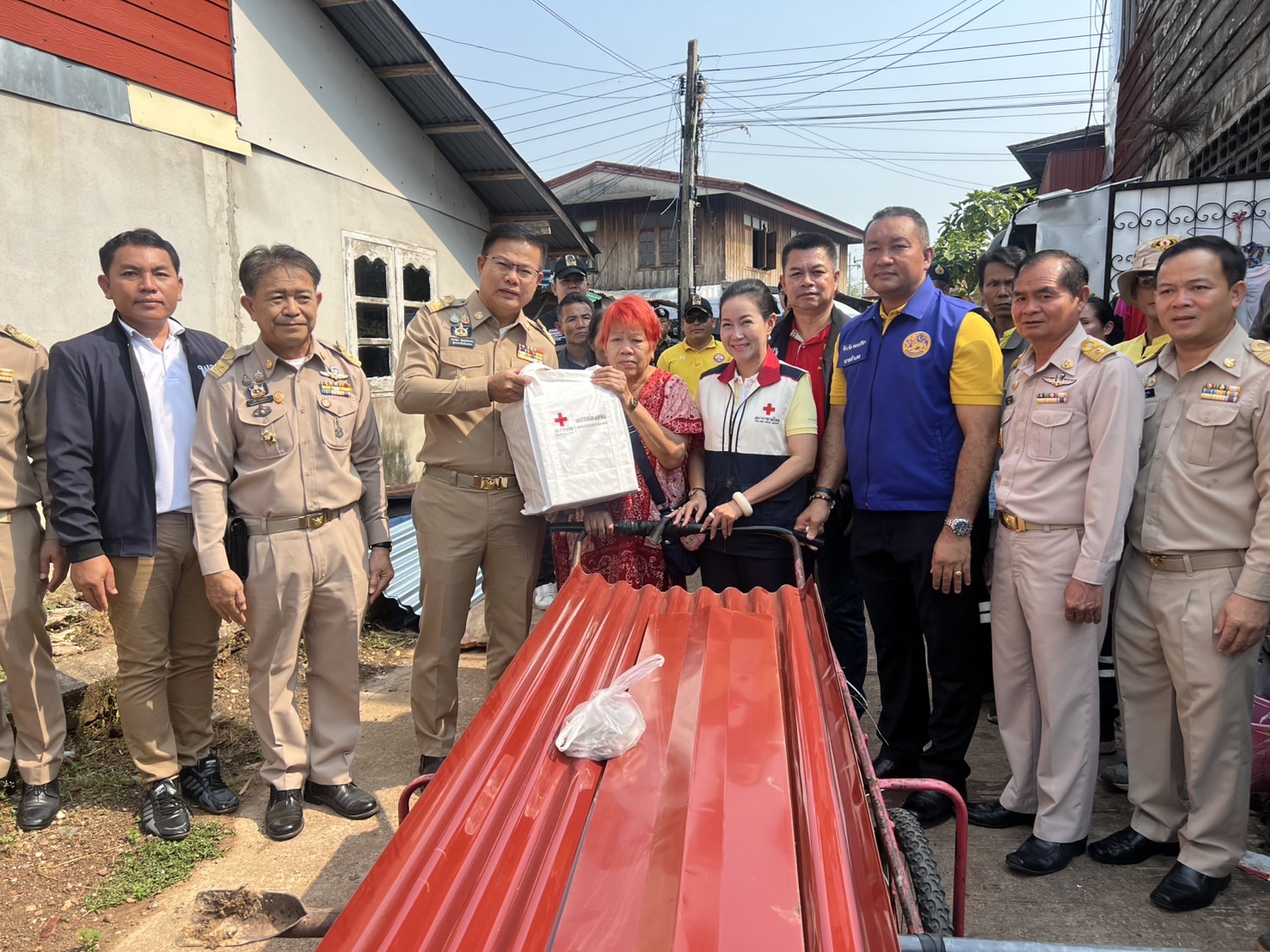 จัดหนักวันเดียวพายุลูกเห็บพัดบ้านเรือน อ.ท่าอุเทน พังนับ 100 หลัง