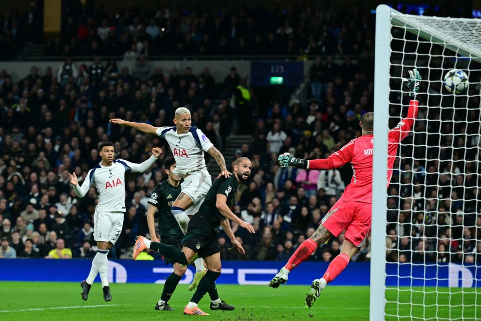 เหลือเชื่อ! 10 คนก็หยุดไม่อยู่ "สเปอร์ส" สุดโหดถล่ม "โคเปนเฮเก้น" 4-0 ฉลุยเข้ารอบ UCL