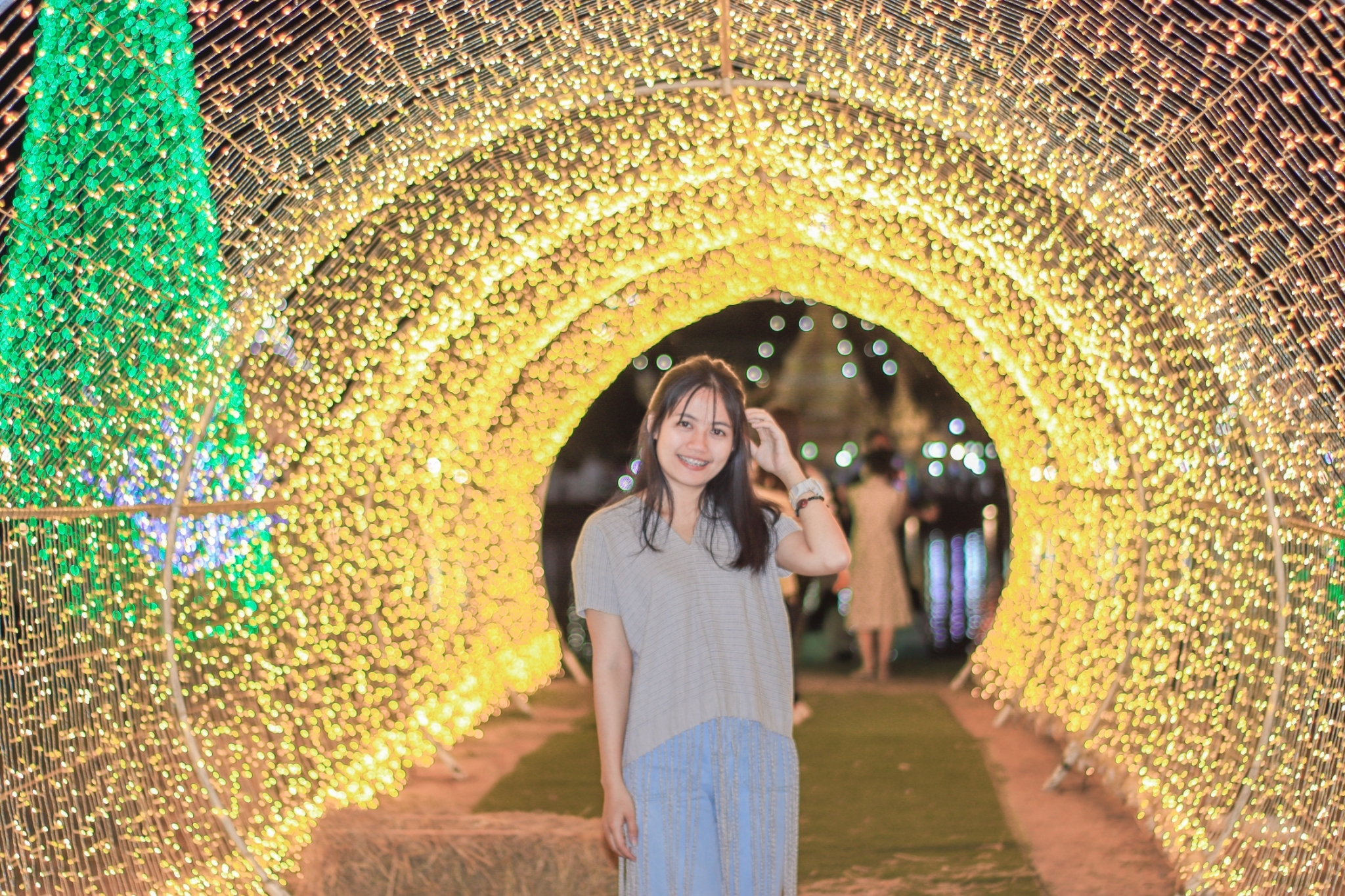 เทศบาลเมืองแม่ฮ่องสอน ติดตั้งอุโมงค์ไฟ "สวนสาธารณะหนองจองคำ"  แลนด์มาร์คปีใหม่