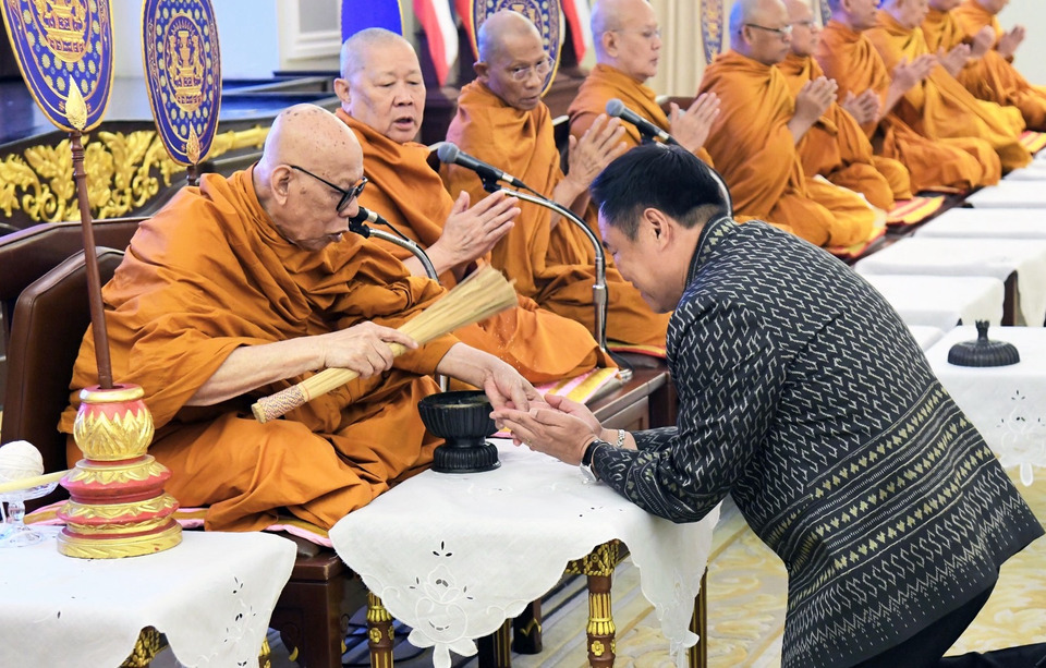นายกฯ นำทำบุญปีใหม่ -สักการะสิ่งศักดิ์ทำเนียบฯ ขอพรให้ประเทศไทยมั่นคงแข็งแรง ให้คนไทยเริ่มต้นปีด้วยความเป็นสิริมงคล 