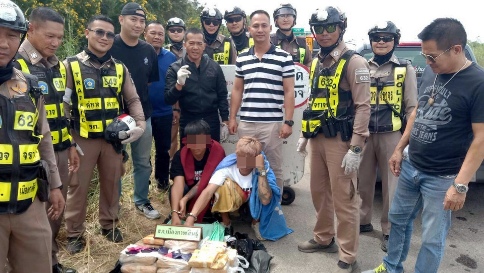 ตร.เมืองกาฬสินธุ์ ตั้งจุดตรวจ จับนักบินลักลอบส่งยาบ้า 200,006 เม็ด