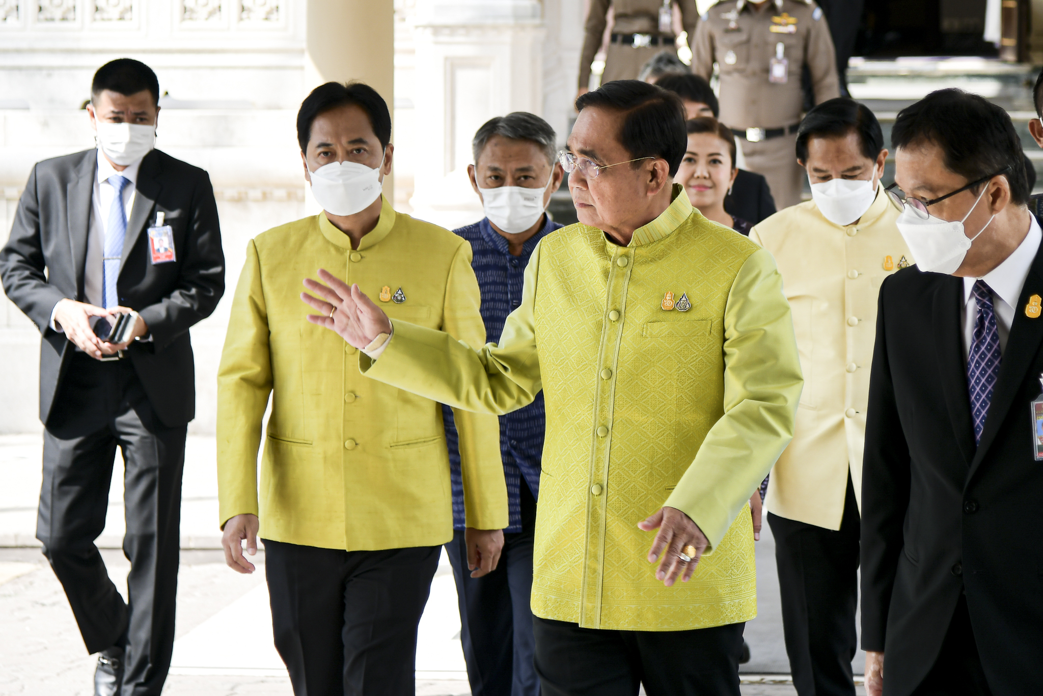 "บิ๊กตู่" นั่งรถยนต์ส่วนตัว เข้าทำเนียบฯ นำถกครม. "รมต." ลาประชุม 14 คน 