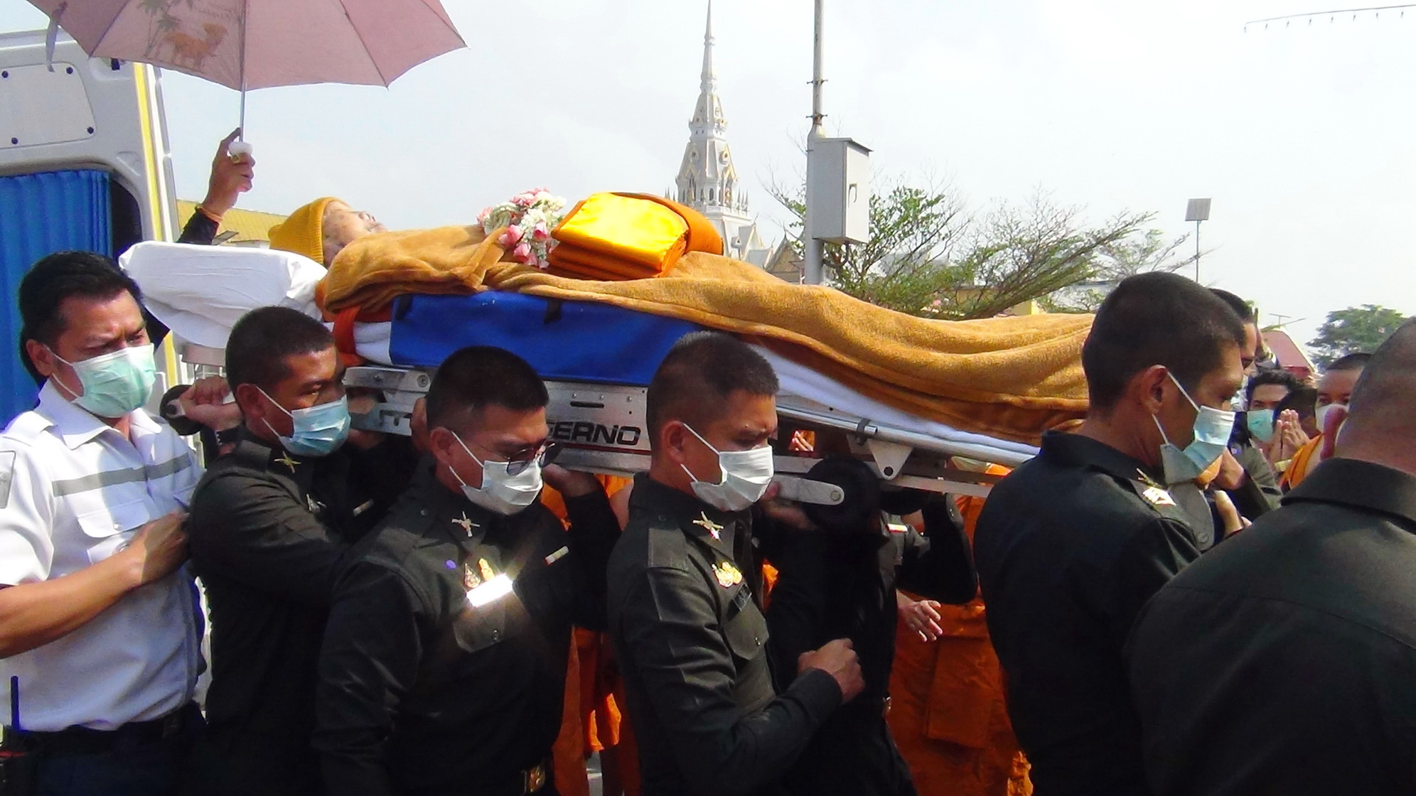สังขารหลวงปู่ยงค์ เจ้าอาวาสวัดโสธร ถูกเคลื่อนกลับมาถึงวัดแล้ว