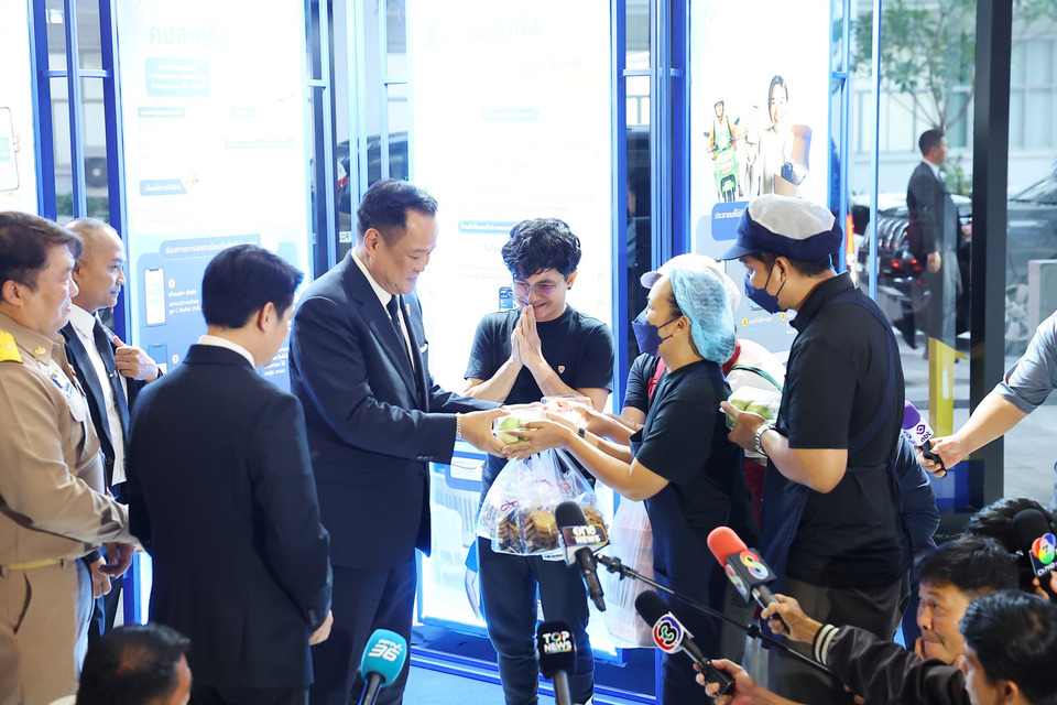 นายกฯนำประชุมครม.เศรษฐกิจ พ่อค้าแม่ค้าหอบขนมให้กำลังใจ ขอบคุณ ‘คนละครึ่งพลัส’ หนุนเฟส 2 
