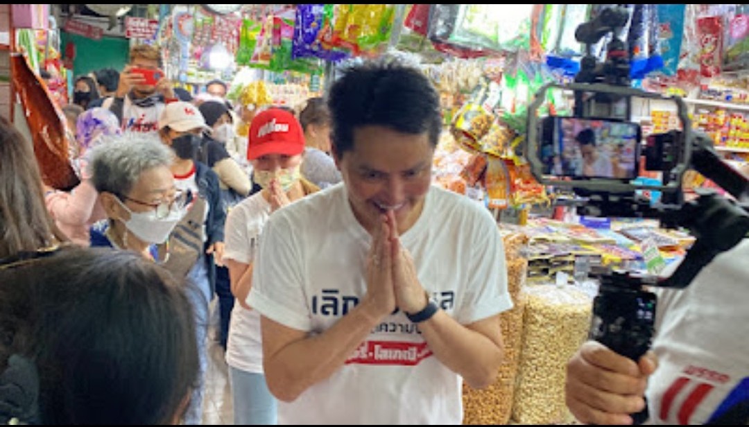 นอท กองสลากพลัส นำทีมพรรคเปลี่ยน ลงใต้ พบปะพ่อค้าแม่ค้าและประชาชนในย่านตลาดกิมหยง 