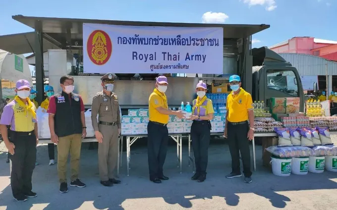 'ศูนย์สงครามพิเศษ' จัดครัวสนาม-ชุดหมอเดินเท้า  ช่วยประชาชนที่ได้รับผลกระทบจากโควิด