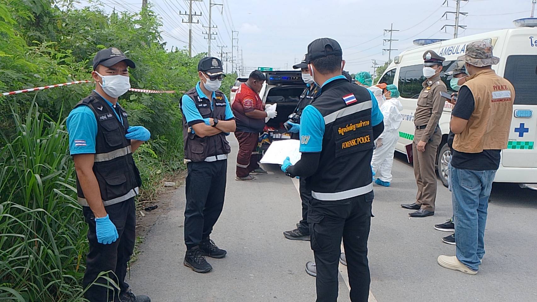 ผงะ!!พบศพสาวทอมนอนอืดในน้ำมีสายไฟพันคออยู่ในตัวตำรวจประสานข้อมูลเจอเป็นคนกรุงเทพ