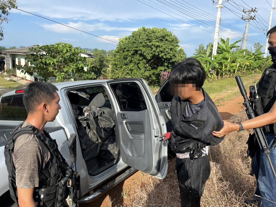 ตชด.สกัดกระบะต้องสงสัยจากเชียงแสน ยิงปะทะเดือด! จับ 2 หนุ่มขนยาบ้า 2 ล้านเม็ด