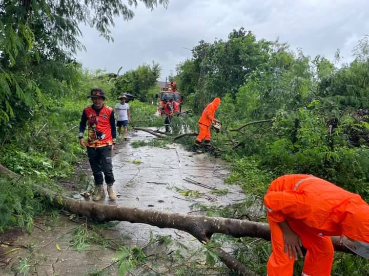 มณฑลทหารบกที่ 32 จัดกำลังพลช่วยผู้ประสบภัยจากพายุฝนถล่มเมืองลำปาง 