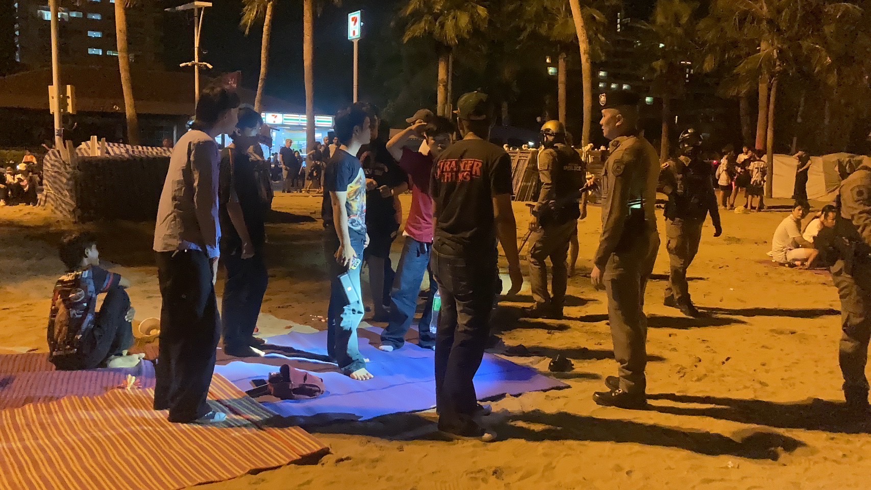 ตำรวจพัทยาเข้ม ตรวจเข้มกลุ่มวัยรุ่นริมหาด ป้องปรามทะเลาะวิวาท