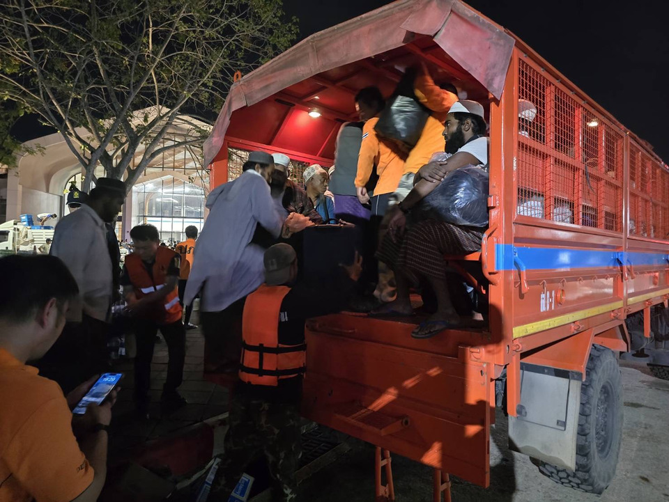 ปภ.อพยพชาวต่างชาติกว่า 100 คน ส่งสนามบินหาดใหญ่ หลังติดค้างศูนย์พักพิงฯ 4 วัน