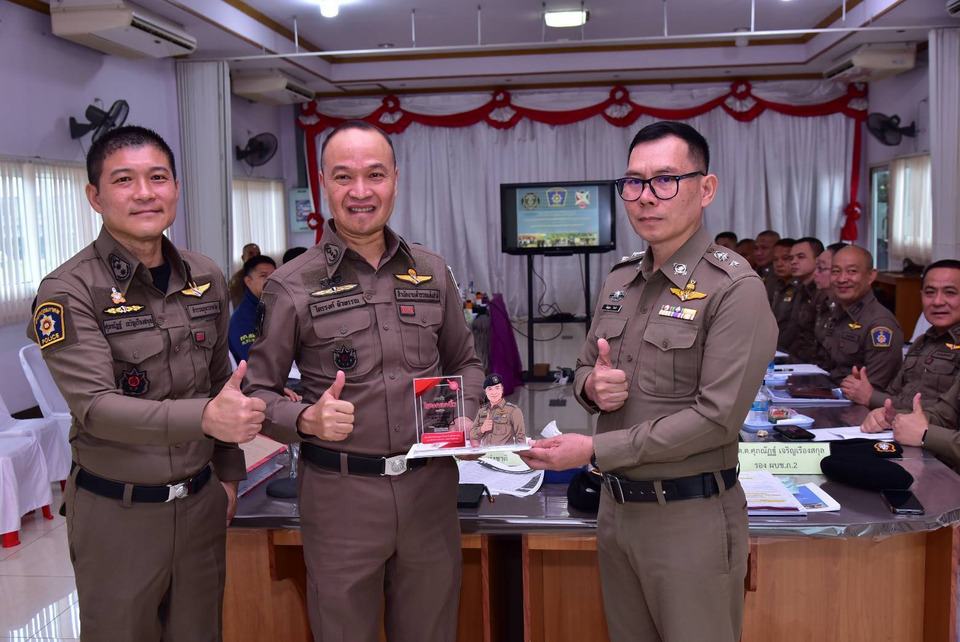 ออกหมายจับเพิ่ม 3 ราย ไทย-จีน-เขมร ร่วมขบวนการพาสมุนตำรวจอุ้มรีดจีน โฆษก ตร. มอบรางวัล "ยกนิ้ว" ให้ชุดจับกุม