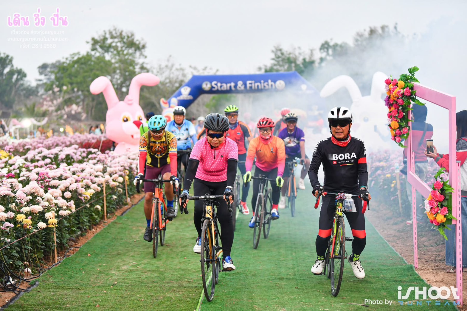 นักวิ่ง-ปั่น1,000กว่าคนกลางทุ่งดอกเบญจมาศบานสะพรั่งวังน้ำเขียว มนต์เสน่ห์ในม่านหมอก 