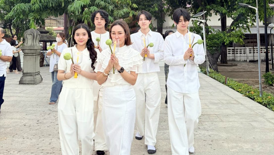 ดี้ ปัทมา นำทีมนักแสดงหนุนนำ สตูดิโอ้ ทำบุญเวียนเทียนวันมาฆบูชา