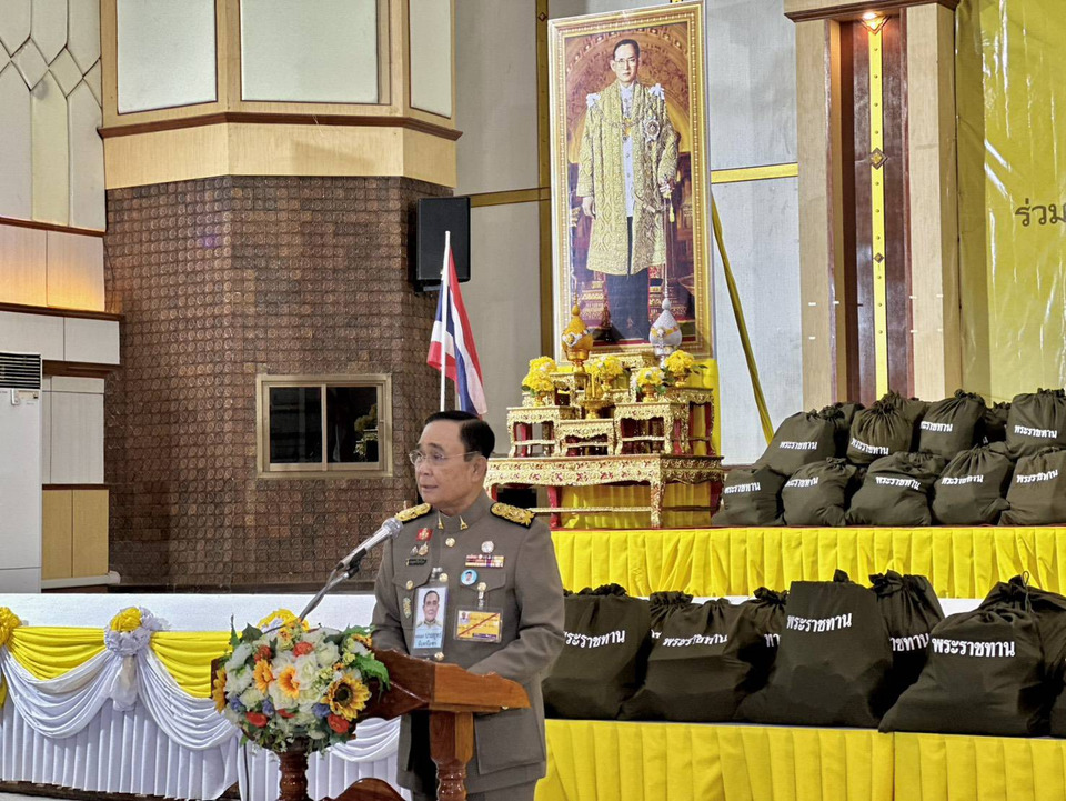 “ในหลวง” โปรดเกล้าฯให้องคมนตรี เชิญถุงพระราชทานไปมอบแก่ราษฎรที่ประสบอุทกภัย อุบลราชธานี