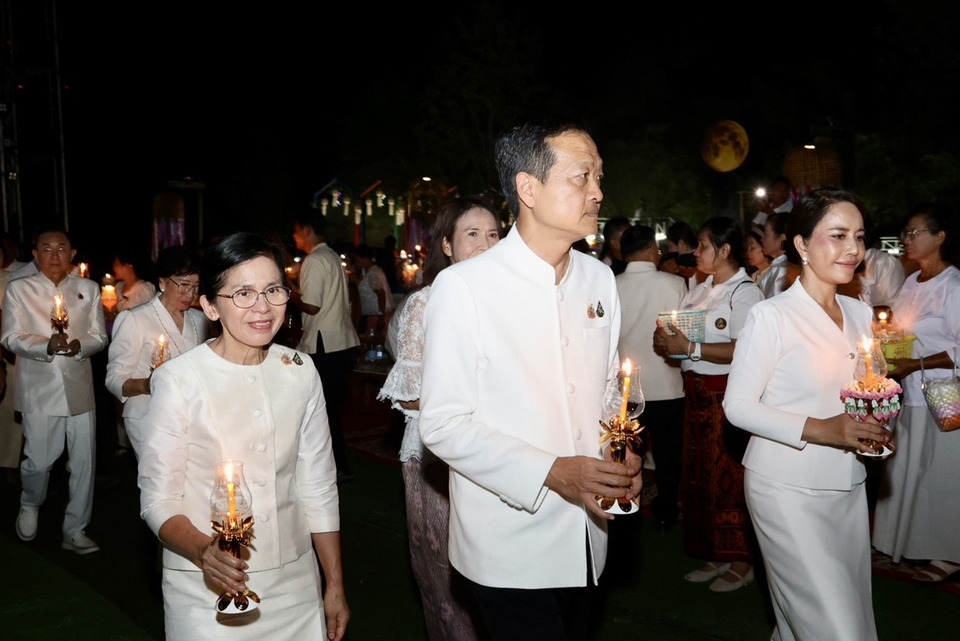 ผู้ว่าฯ ศรีสะเกษ เปิดงานเพ็ญมาฆมาส ตักบาตรใต้แสงจันทร์ วันมาฆบูชา