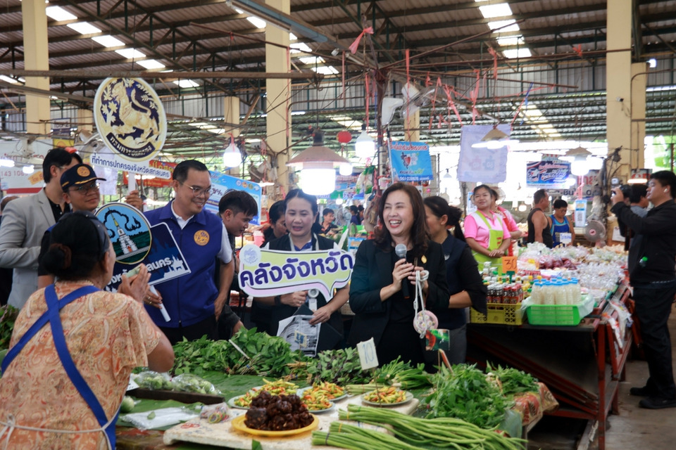 ผวจ.สกลนครลุยตลาด ชวนแม่ค้าร่วม “ไทยช่วยไทยพลัส 60/40” กระตุ้นเศรษฐกิจชุมชน