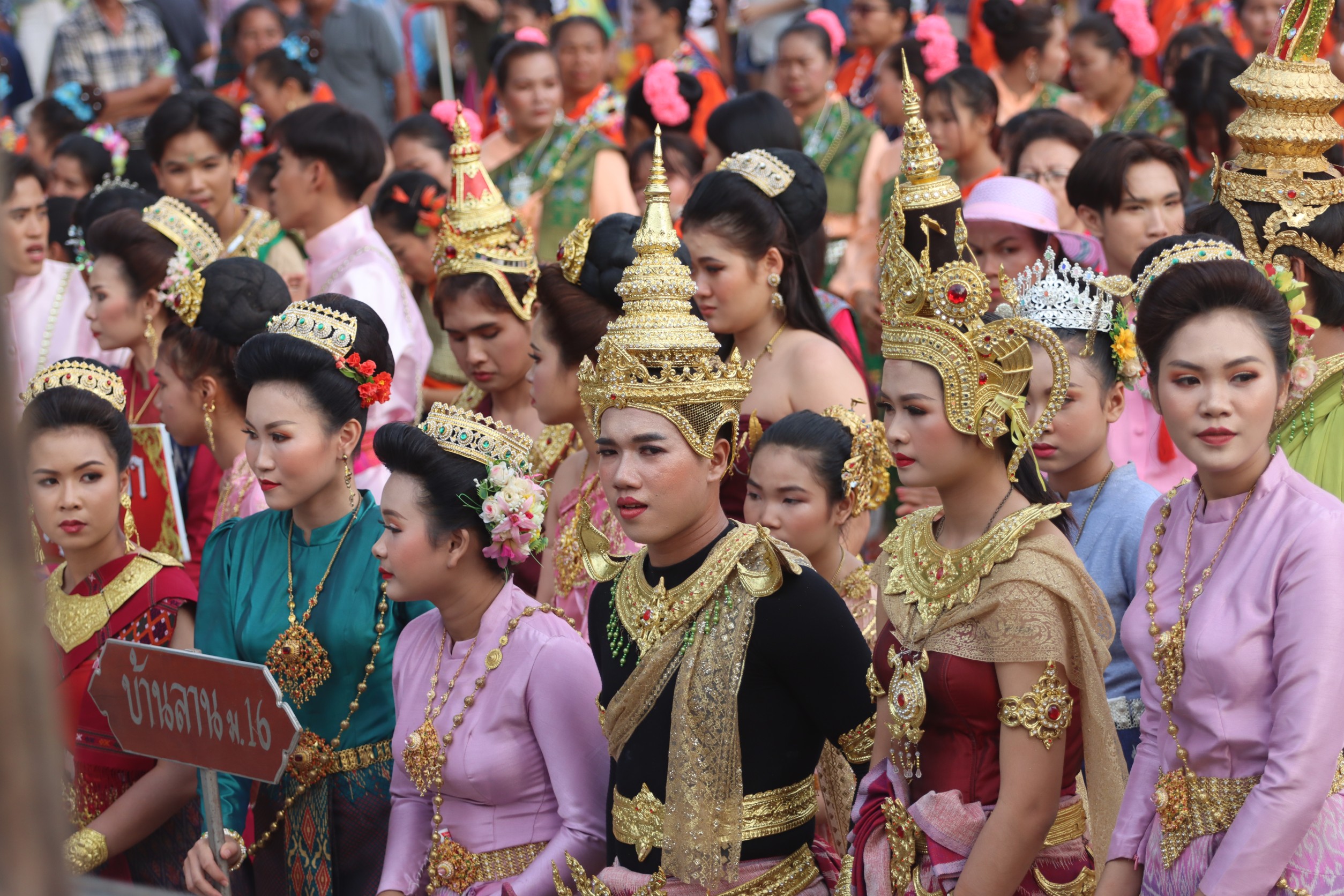 เปิดงาน"บุญบั้งไฟ" โชว์รำถวายหลวงปู่ฟ้าลั่น นางรำร่วมงาน ณ วัตโคธาราม อ.บ้านผือกว่า 3,000 ชีวิต 
