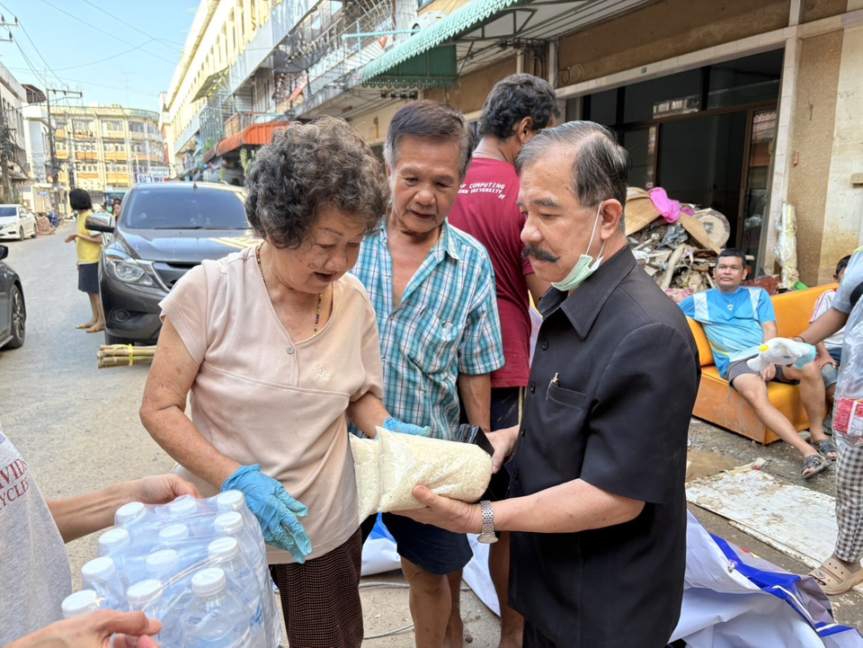 สว.ไชยยงค์ นำทีมกรรมาธิการความมั่นคงวุฒิสภา ลุยหาดใหญ่-กระแสสินธุ์ แจกถุงยังชีพช่วยผู้ประสบภัย