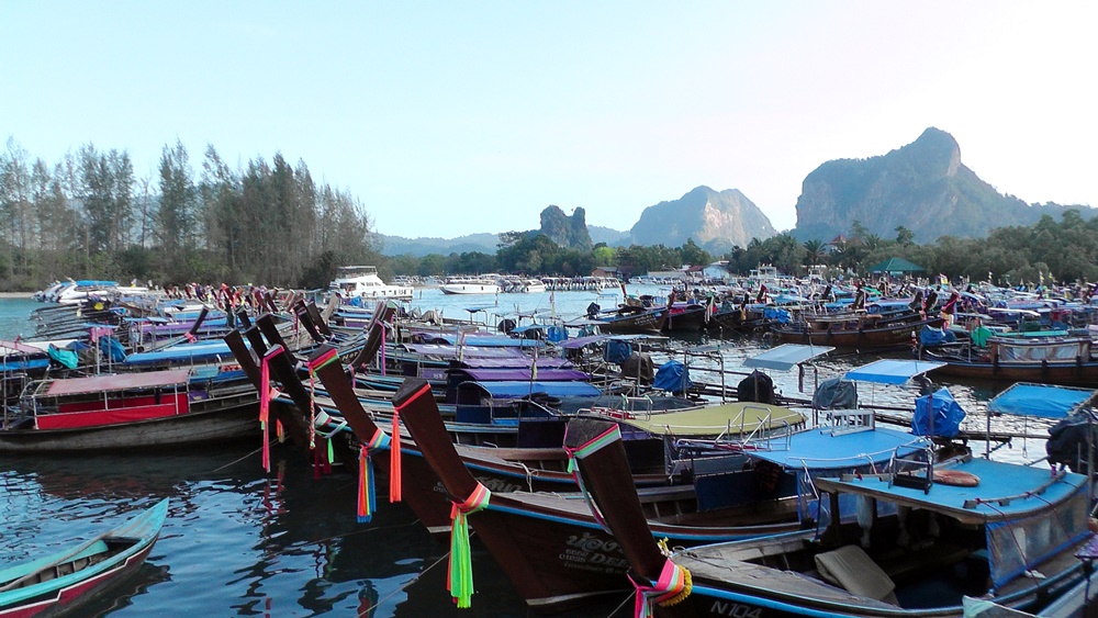 ผปก.เรือหางยาวนำเที่ยว-ประมงพื้นบ้าน 370 ลำเดือดร้อนหนัก เรือนอกพื้นที่จอดปิดเส้นทางเดินเรือ
