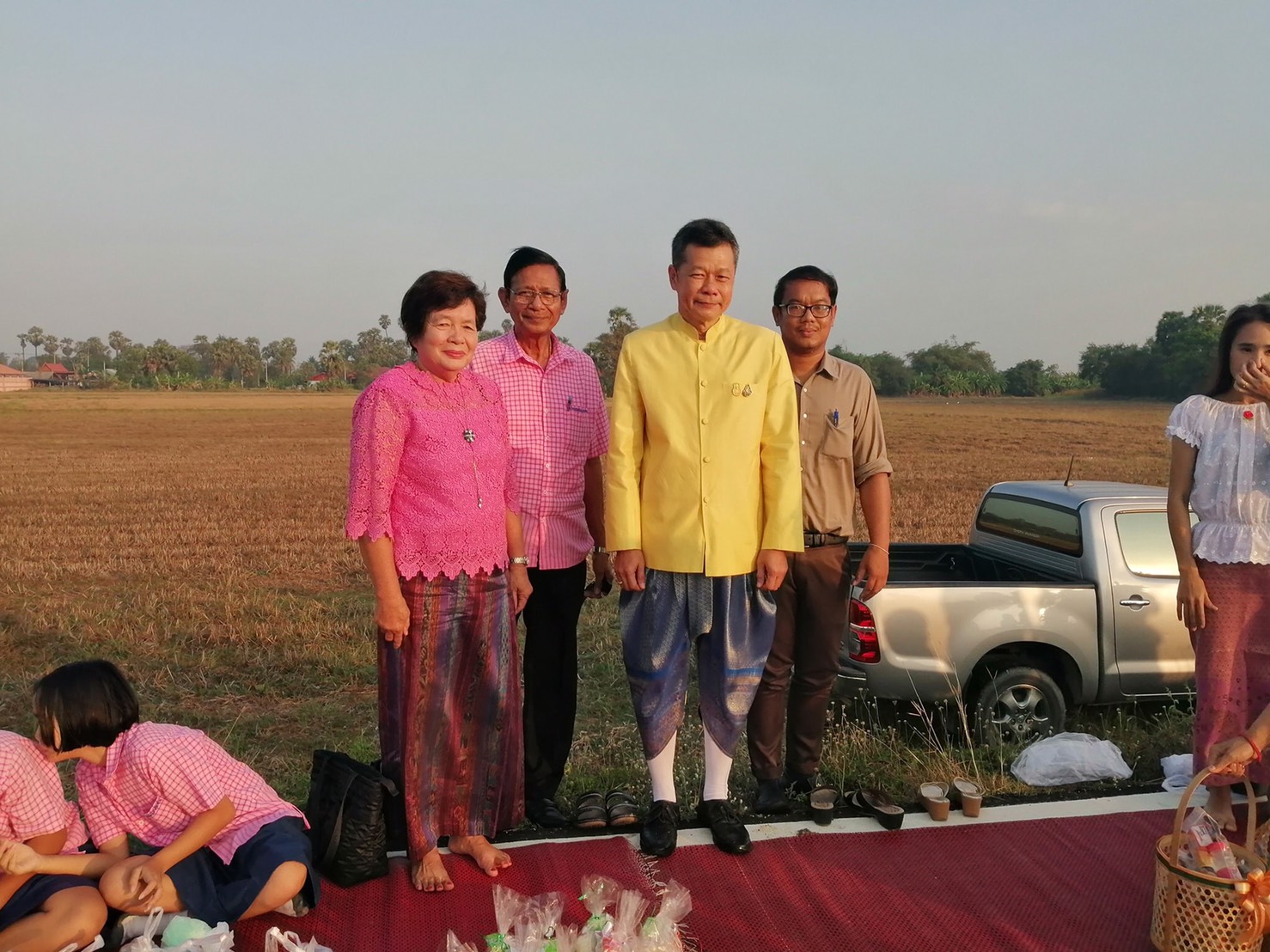 "วิเศษชัยชาญ" อนุรักษ์วัฒนธรรมจัดกิจกรรม แต่งไทยใส่บาตร ใส่ใจแห่งรัก 