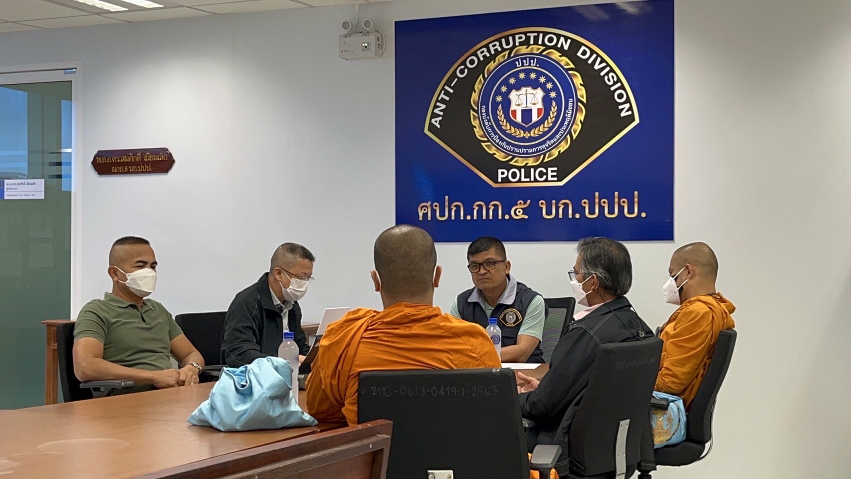 "พระดอน" พบตำรวจ ปปป.มอบตัวสู้คดีรับของโจร "กาโตะ"
