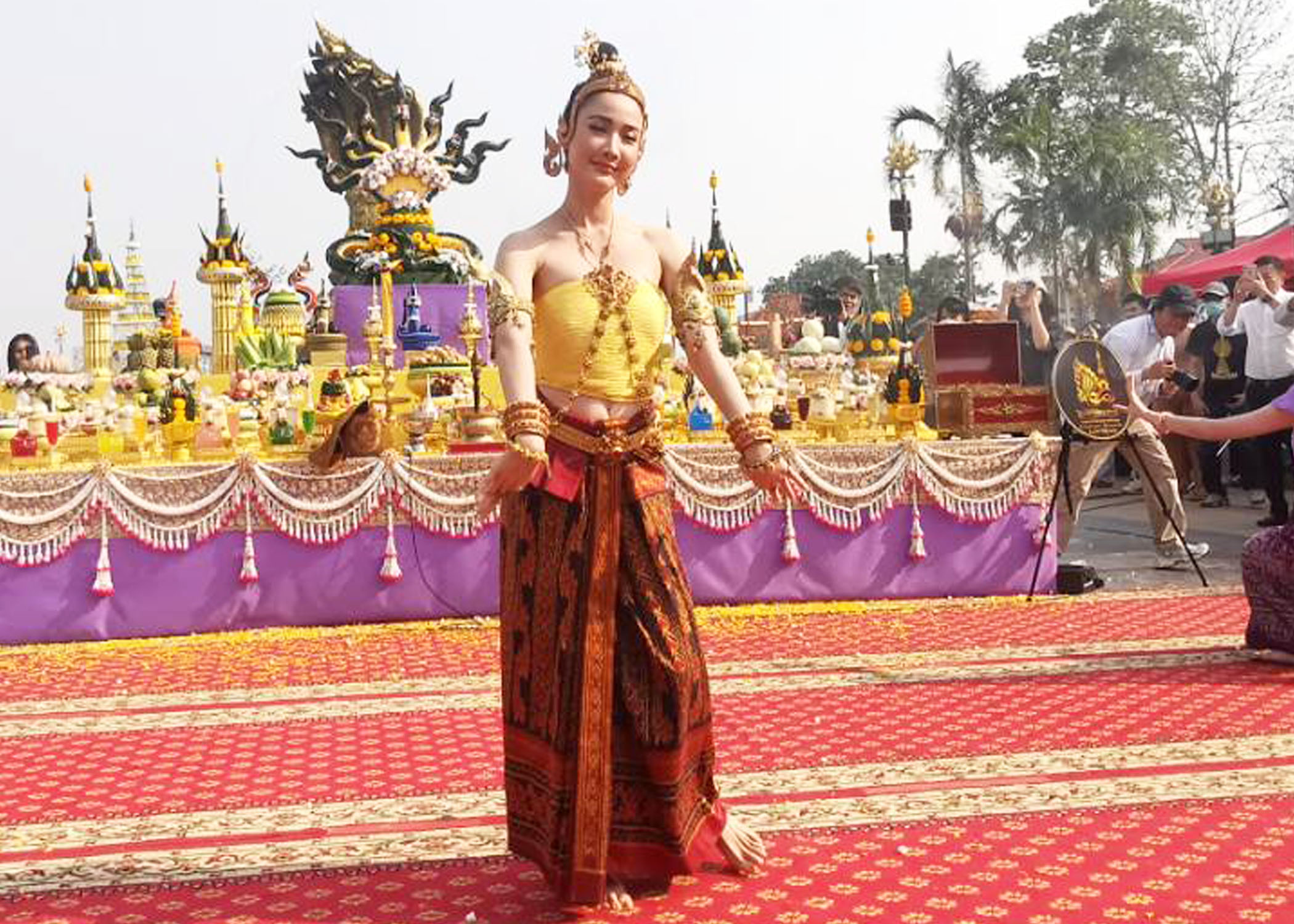 ฮือฮา!!นักธุรกิจสายมูนำ"แต้ว ณฐพร "เจ้าแม่นาคีรำถวายพญานาคขอโชค