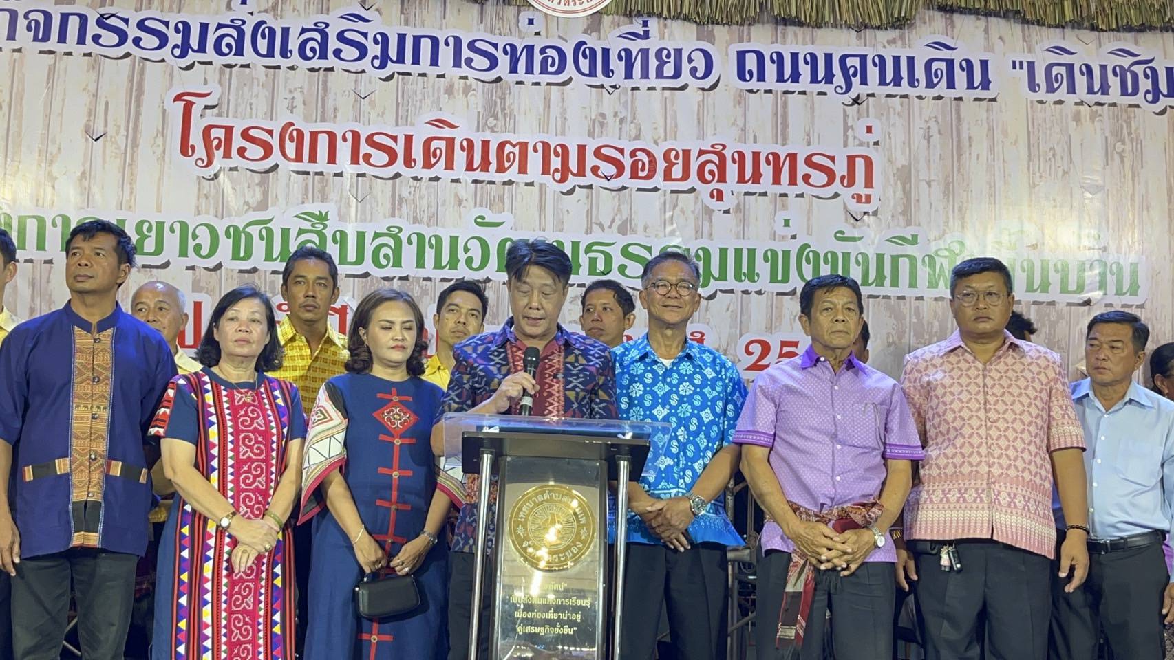 คึกคัก! นักท่องเที่ยว-ประชาชนแห่ร่วมงาน “เดินชิม ริมเล-เดินตามรอยสุนทรภู่” เทศบาลตำบลบ้านเพคึกครื้น