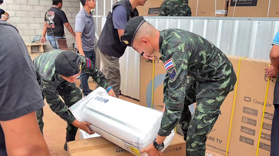 บุกค้นโกดังมะพร้าวชุมพร ยึดสินค้าต้องสงสัยหนีภาษีมูลค่าหลายสิบล้าน อายัดรอเจ้าของแสดงเอกสารใน 30 วัน