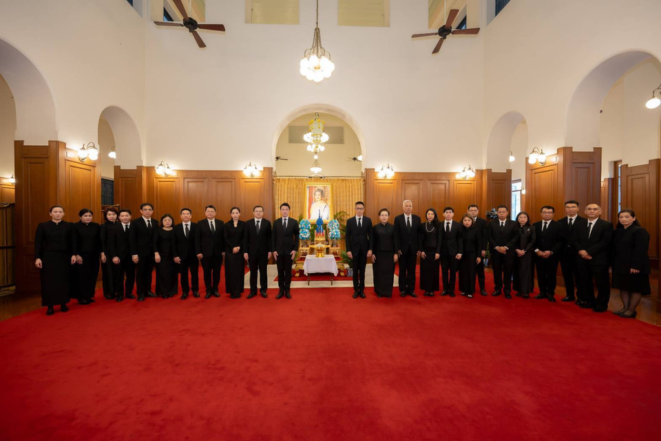 เมืองไทยประกันชีวิต นำคณะผู้บริหารลงนามถวายความอาลัย และถวายสักการะเบื้องหน้า พระฉายาลักษณ์ สมเด็จพระพันปีหลวง