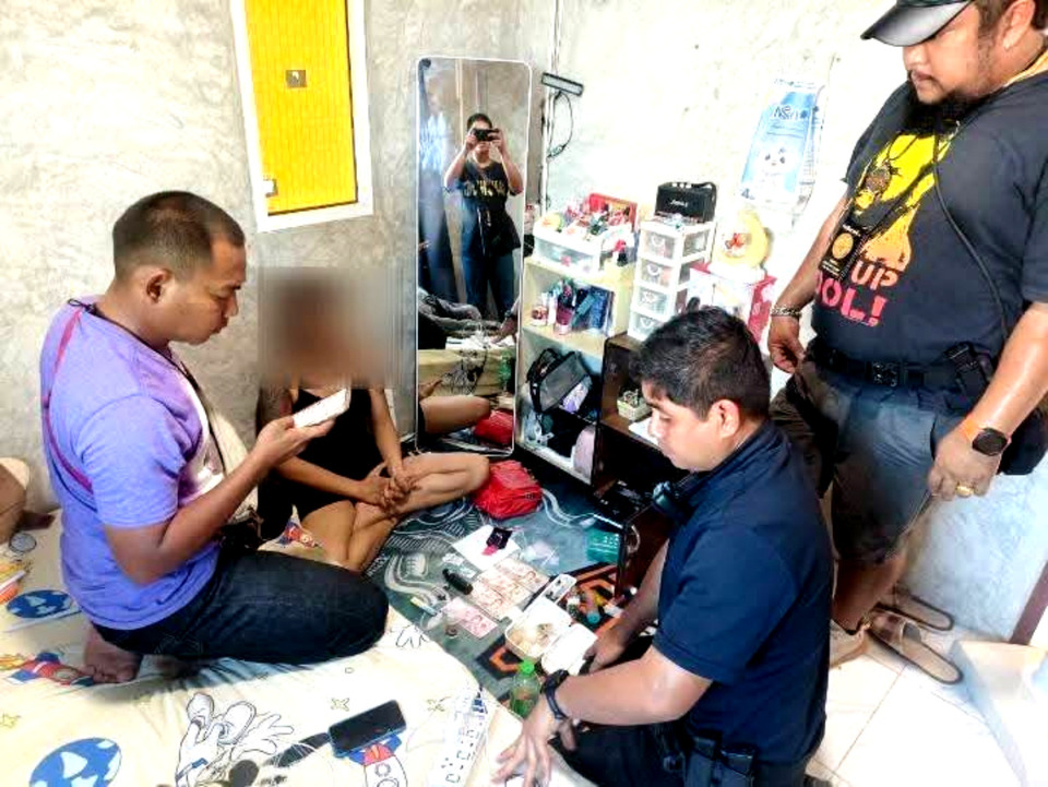 ล้างบางยานรกบ้านฉาง–สัตหีบ รวบ 3 ผู้ต้องหา ยึดยาบ้า-ไอซ์-พอตเค ขายวัยรุ่นหาเงินเที่ยว