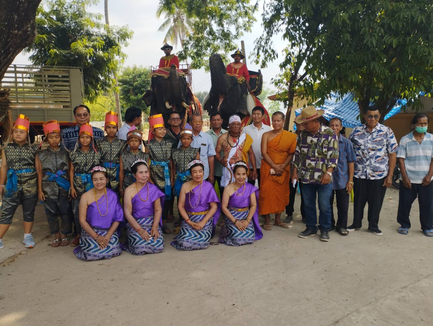 ชาวตำบลกระจาย นำช้าง 2 เชือกแห่พระเวสสันดรเข้าเมือง สืบสานประเพณีอย่างยิ่งใหญ่