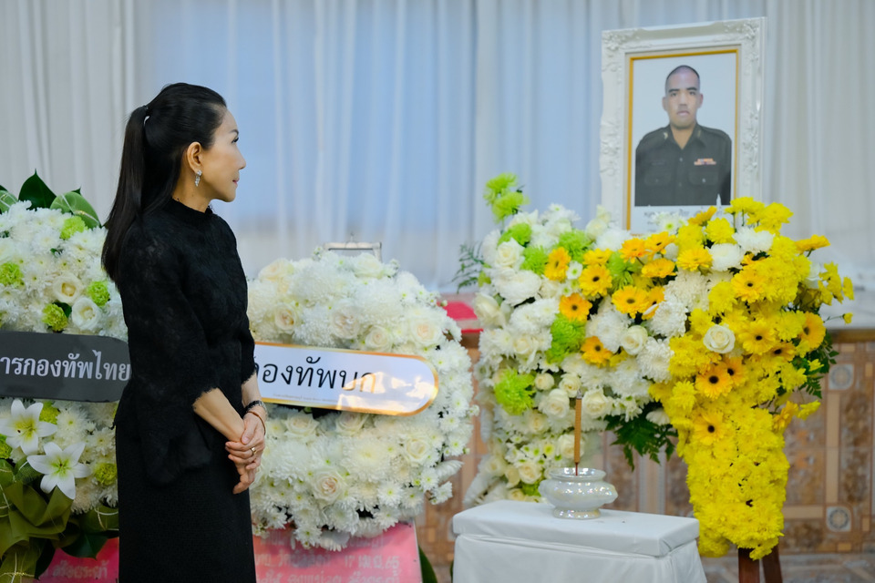 “กัญจนา” เคารพศพ พลทหารบุ้ง-กฤตฏิกร หนุ่มเลือดสุพรรณ พลีชีพ ชายแดนไทย-กัมพูชา