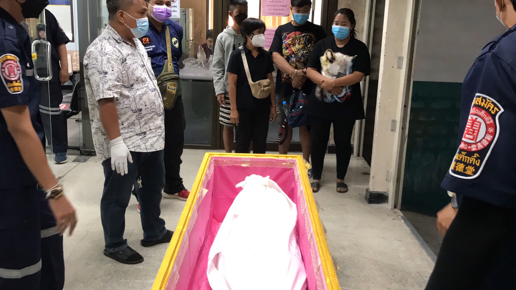 รับศพแม่อุ้มลูกกระโดดน้ำดับ สามีเศร้าจุดธูปกล่าวอโหสิกรรมกับภรรยา