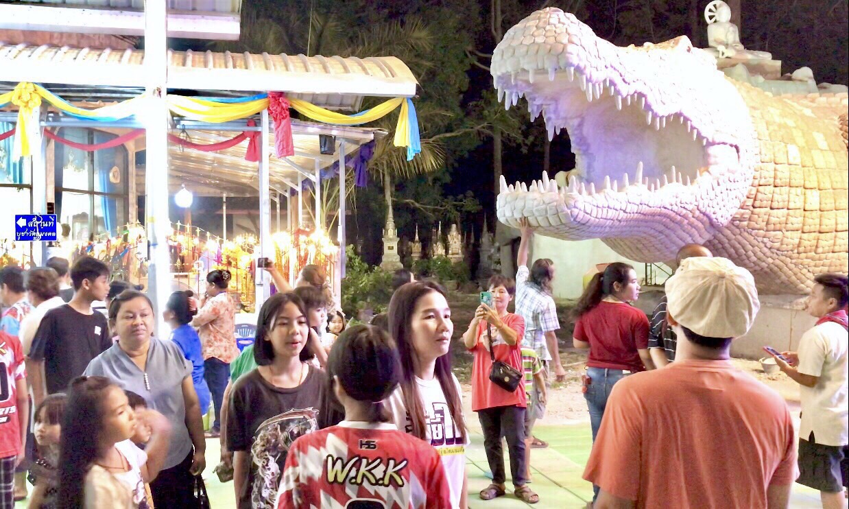 ตามกระแส แต่ง”ดำดง”ช่วยวัดขายดอกไม้ ธูป เทียน งานประจำปี