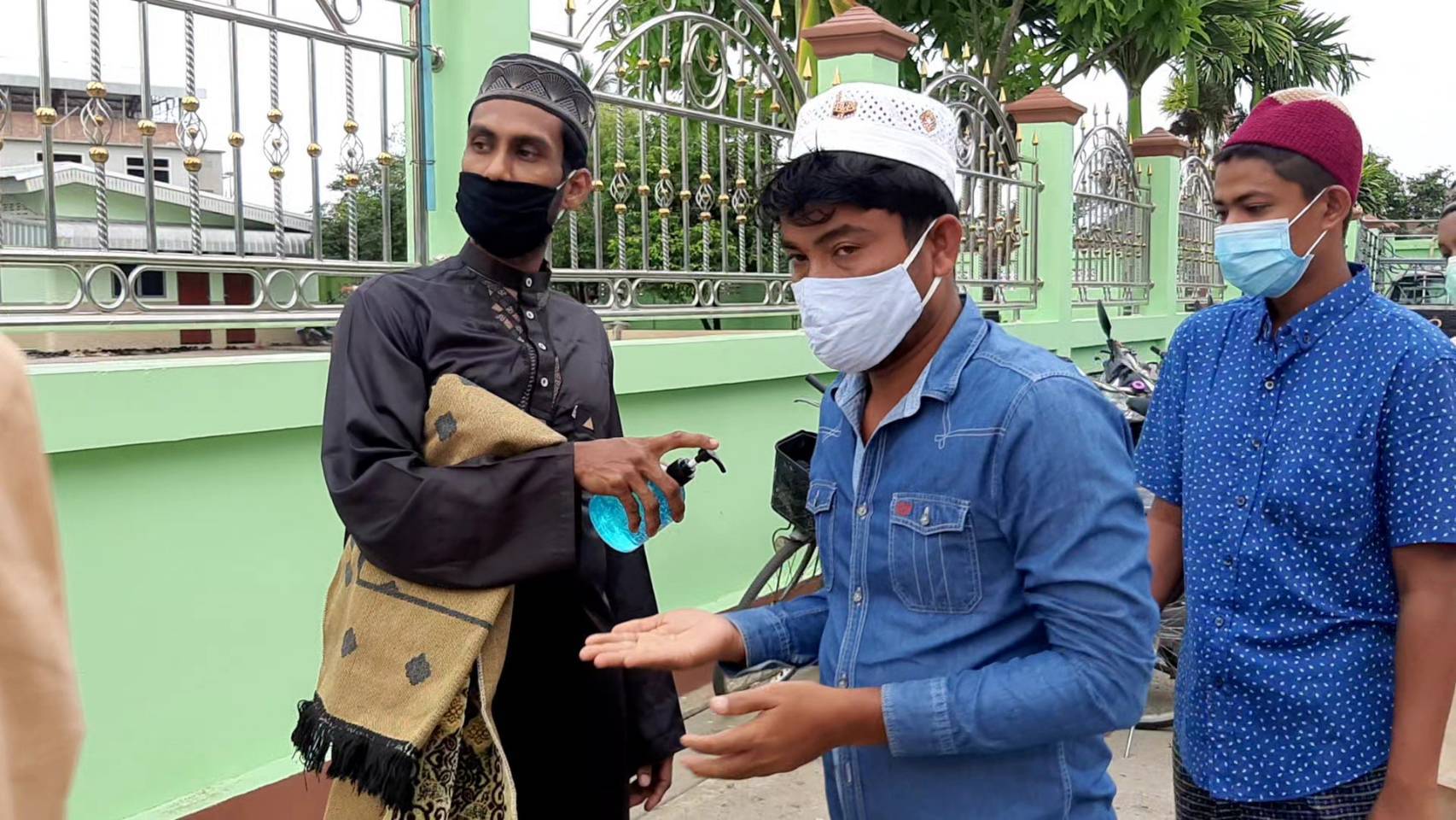 พี่น้องมุสลิมในพื้นที่แม่สอดร่วมปฏิบัติศาสนกิจละหมาดในเทศกาลอีฏิ้ลอัดฮา  ท่ามกลางมาตรการเข้มป้องกันไวรัสCOVID19