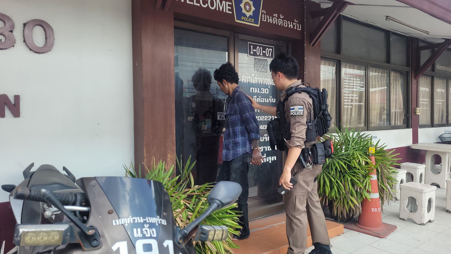 สายตรวจพบหนุ่มเขมรมีพิรุธขี่จยย.ตามรวบตัวค้นพบยาบ้าและยาไอซ์