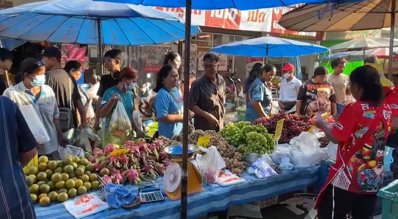 คนไทยเชื้อสายเขมรท้องถิ่น อ.ปราสาท จ.สุรินทร์ เดินทางจาก กทม. แห่จับจ่ายซื้อของเตรียมเซ่นไหว้บูชาบรรพบุรุษ เนื่องในวันแซนโฎนตา