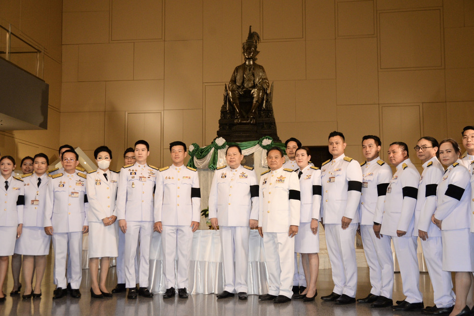 ‘รองประธานรัฐสภา’ นำคณะวางพานพุ่มพระบรมราชานุสาวรีย์ ร.7 เนื่องในวันรัฐธรรมนูญ 10 ธ.ค.