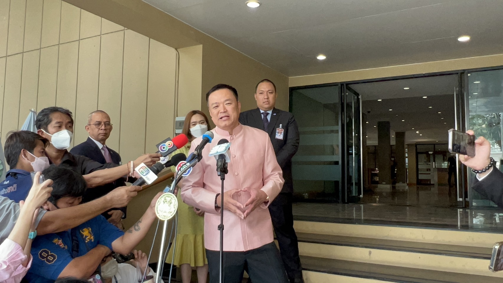 "อนุทิน" ยัน "ภท." ไม่เสียกำลังใจ บอก ผ่านเรื่องมาเยอะ ชี้เป็นเรื่องธรรมดาถูกถล่มช่วงเลือกตั้ง