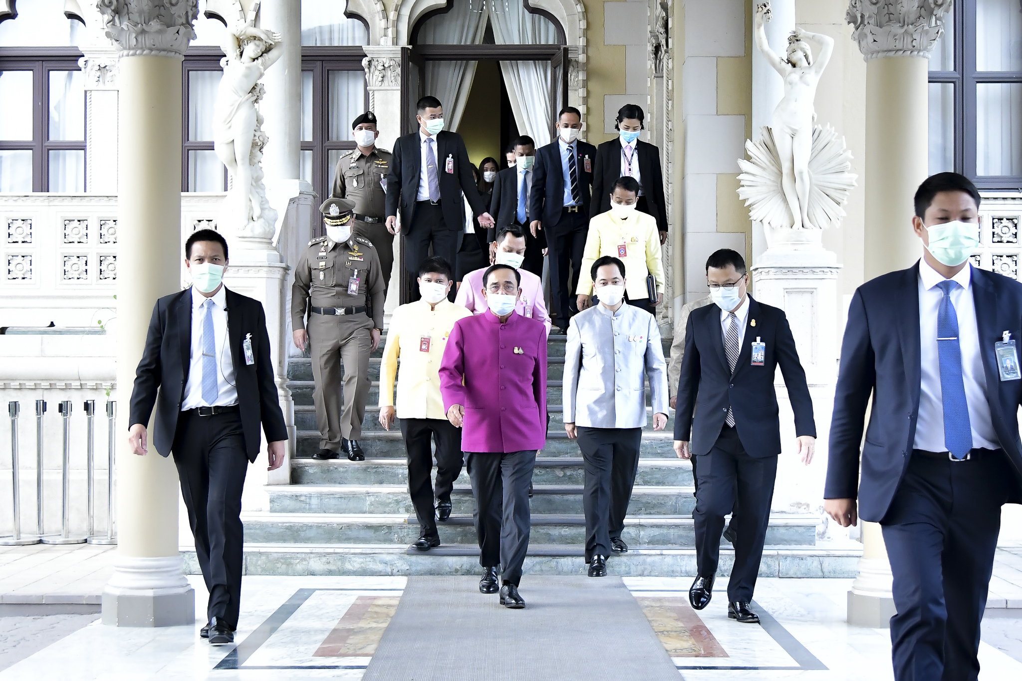 "บิ๊กตู่"แจงที่ประชุม จะปรับครม.ให้เร็วที่สุด ขอทุกคนช่วยกันรักษาสภาพตอนนี้ไปก่อน อัด"แกนนำม็อบ" พอเกิดเรื่องหนีไปไหนไม่รู้ 