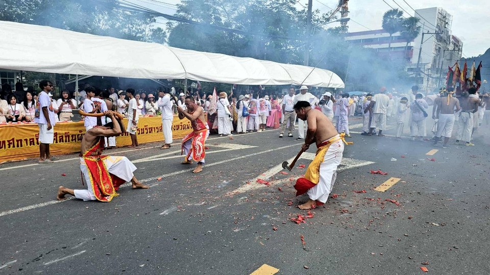 พังงาแห่พระรอบเมือง ม้าทรงกว่า 500 องค์ ร่วมพิธีอิ้วเก้ง ปี 2568