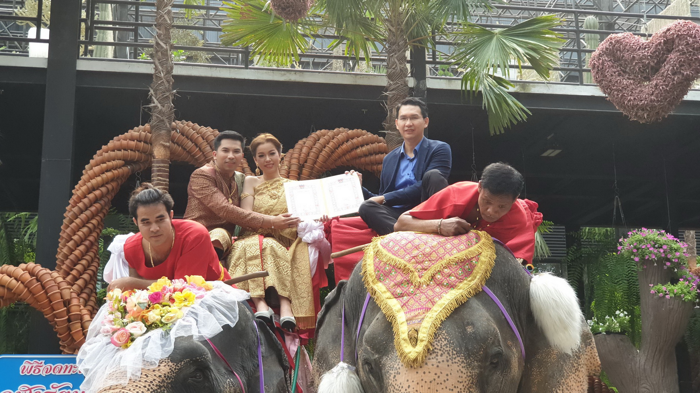 สวนนงนุชพัทยาจดทะเบียนสมรสบนหลังช้างให้กับคู่บ่าวสาว ท่ามกลางมาตรการป้องกันไวรัสโควิด-19