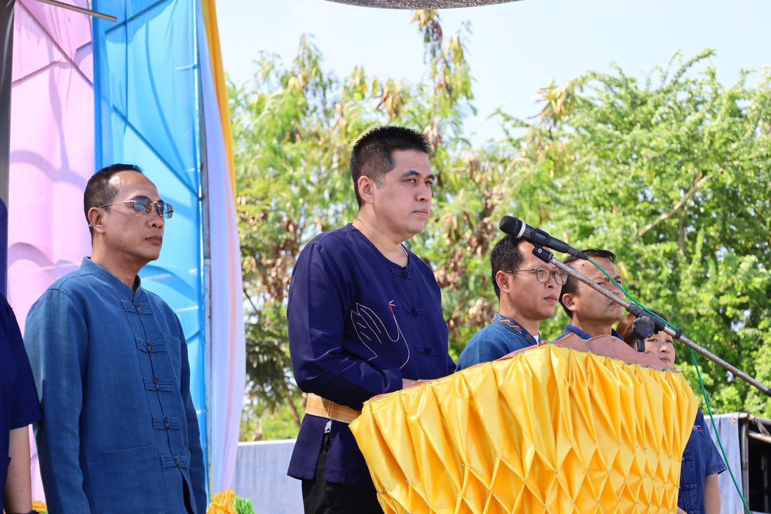 ผู้ว่าฯศรีสะเกษเกี่ยวข้าวแปลงใหญ่ร่วมใจพัฒนาคุณภาพข้าวใหม่      