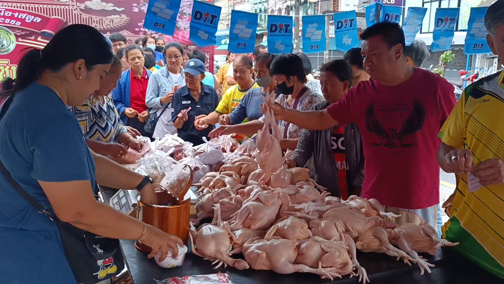 ชาวไทยเชื้อสายจีนสตูลออกจับจ่ายซื้อเครื่องเซ่นไหว้เจ้าร้านขายของไหว้สุดปัง