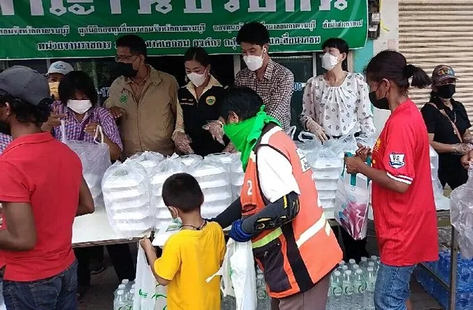 ทายาทตระกูลธนิกุลนำข้าวกล่อง-น้ำดื่มกว่า 800 ชุด  ช่วยคนที่ได้รับผลกระทบจากโควิดในโครงการ "กาญจน์ช่วยกัน"