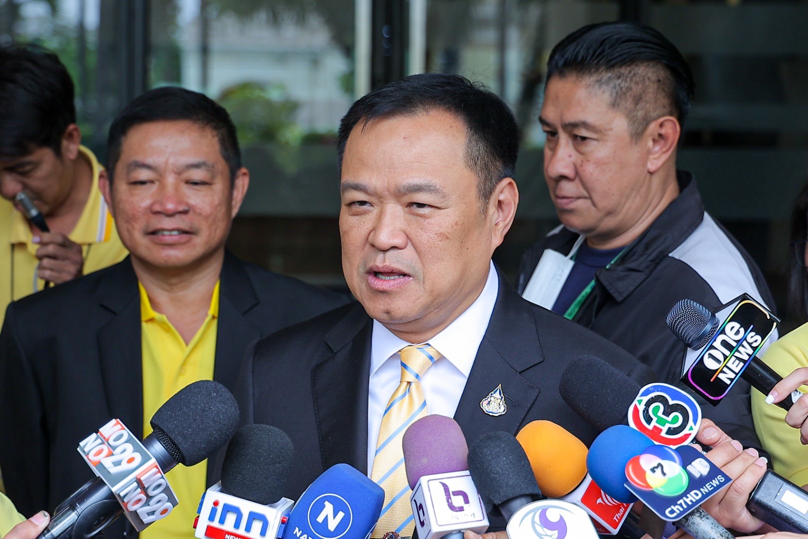 "อนุทิน" โยน "รมว.สาธารณสุข" แจงข่าวจ่อควบคุมเฉพาะช่อดอก หลัง "กลุ่มหนุนกัญชา" ชุมนุมกดดันหน้าทำเนียบฯ 