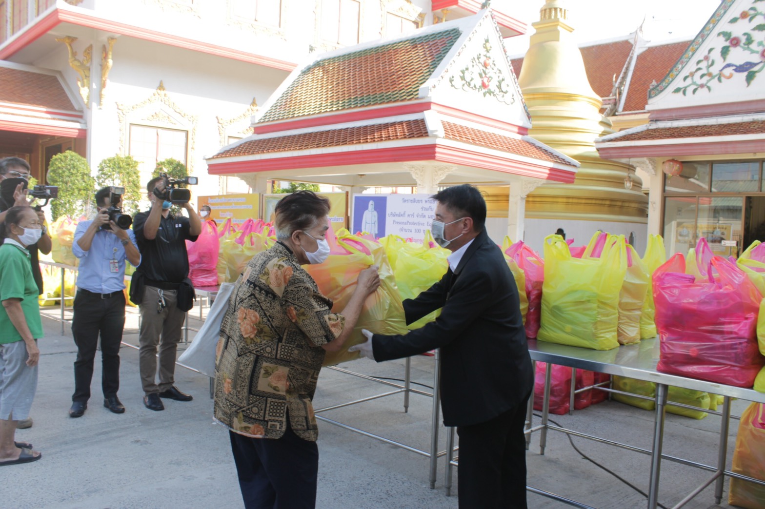  ส.ว.ลุยพื้นที่มอบเครื่องอุปโภคบริโภค ชาวบางคอแหลม-รพ.