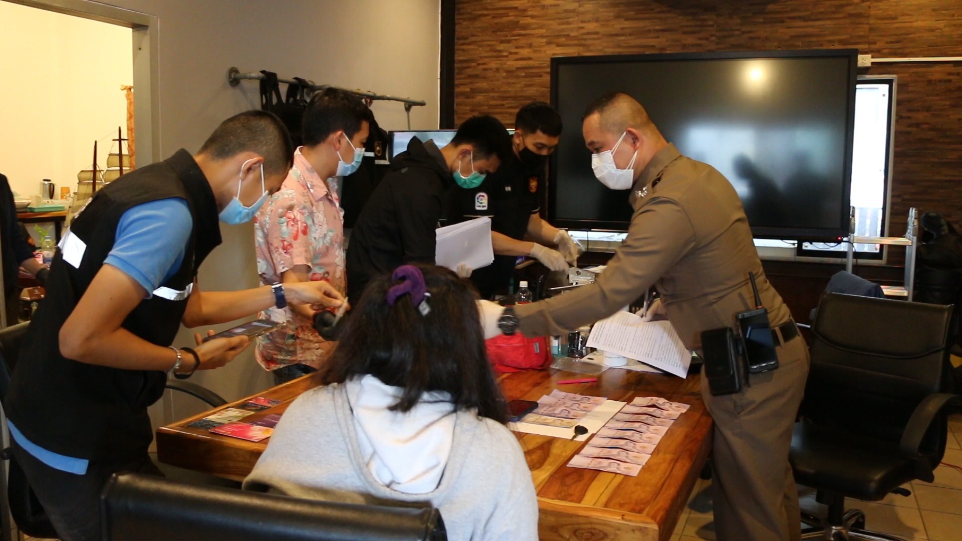 รวบสาวขอนแก่นวัย 36 ปีก่อเหตุใช้ธนบัตรปลอมซื้อล็อตเตอรี่คนพิการ