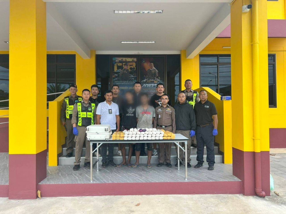 CIB รวบสองสิงห์รถบรรทุกเหล็กเส้นบังหน้า ขนยาบ้าเกือบ 3 แสนเม็ด ซิ่งหนีระทึกก่อนจนมุมที่ อ.พุนพิน